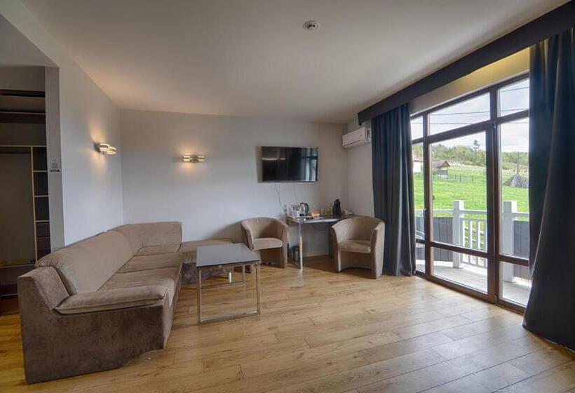 سوئیت با بالکن, F&b Spa Resort