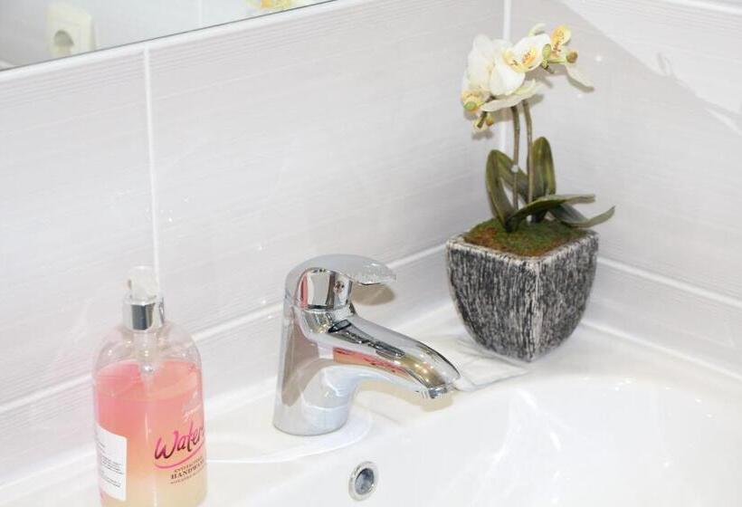 Economy Studio, Fire Inn