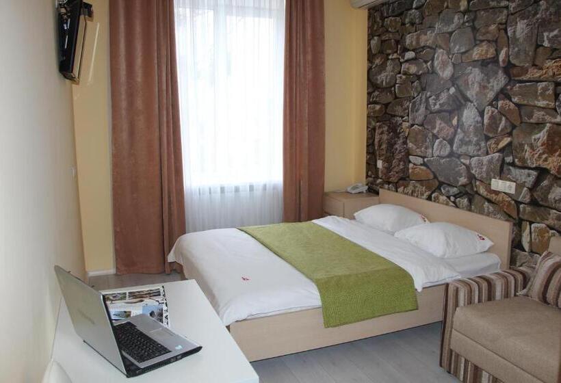 Economy Studio, Fire Inn