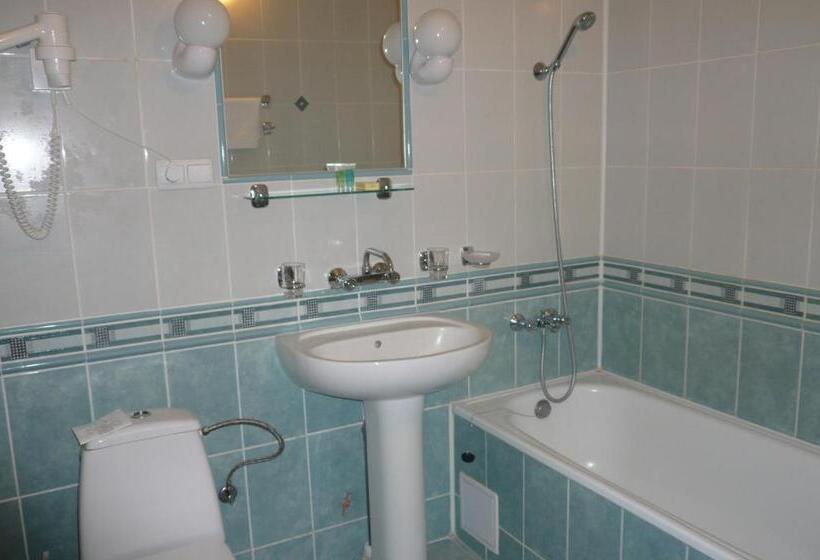 Economy Triple Room, Izumrud