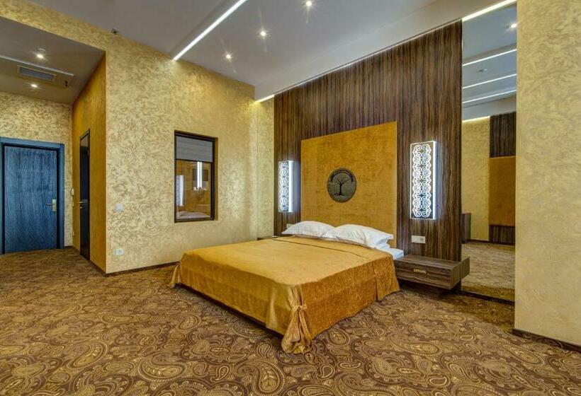 سوییت جونیور, Khan Chinar