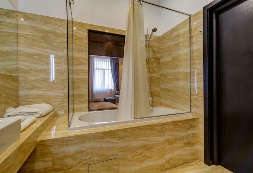 سوییت جونیور, Khan Chinar