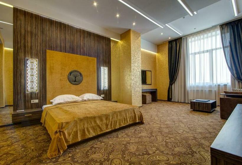 سوییت جونیور, Khan Chinar