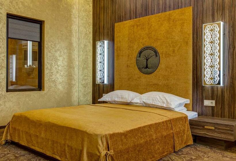 سوییت جونیور, Khan Chinar