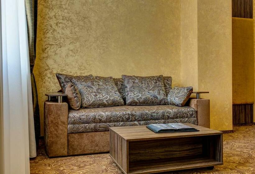 سوییت جونیور, Khan Chinar