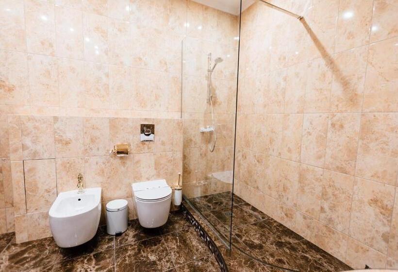 اتاق لوکس, Khan Chinar