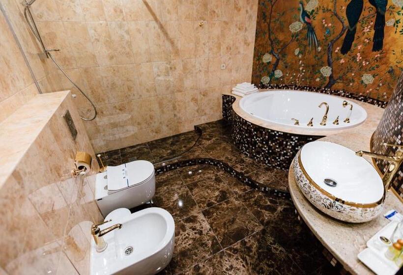 اتاق لوکس, Khan Chinar