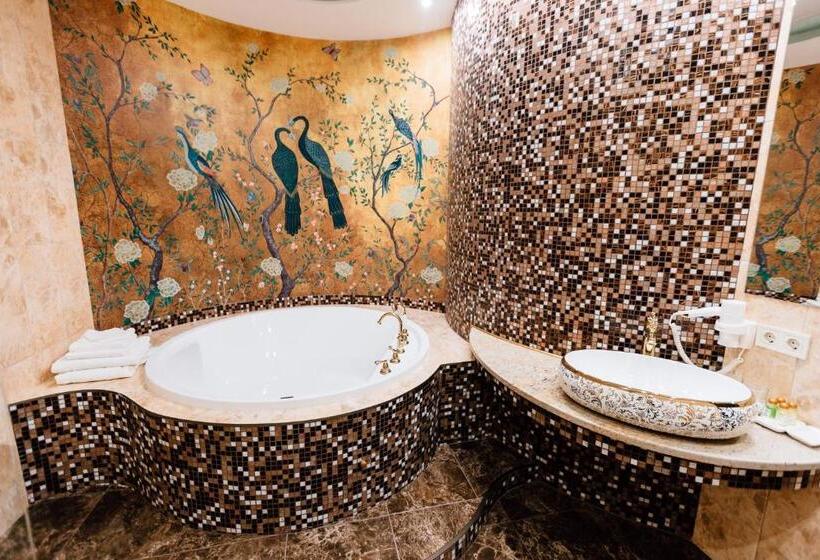 اتاق لوکس, Khan Chinar