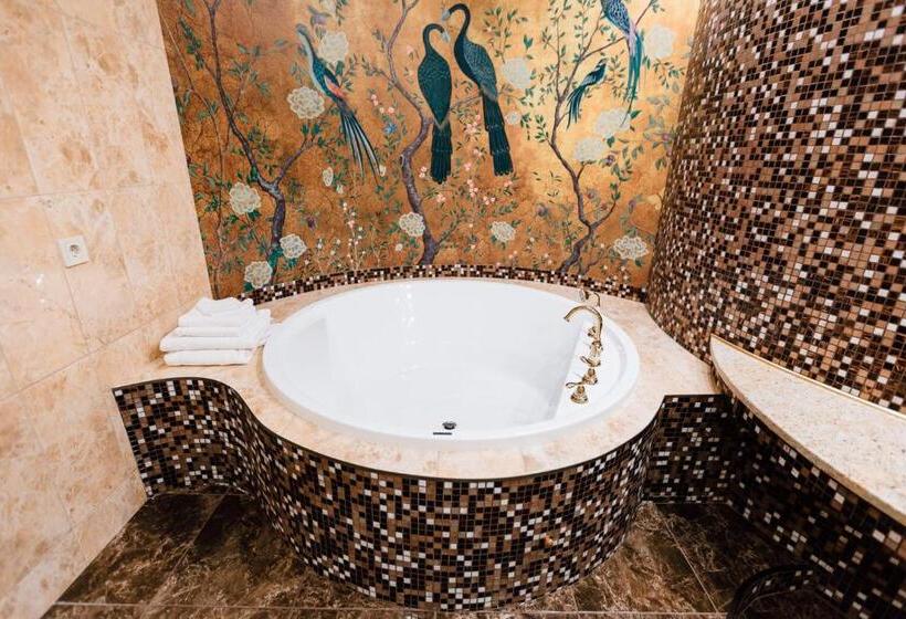 اتاق لوکس, Khan Chinar