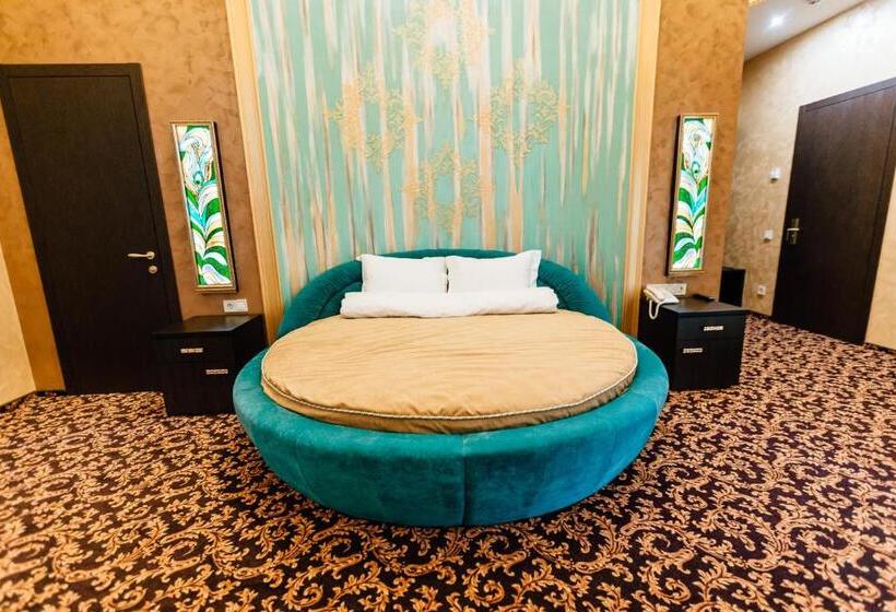 اتاق لوکس, Khan Chinar