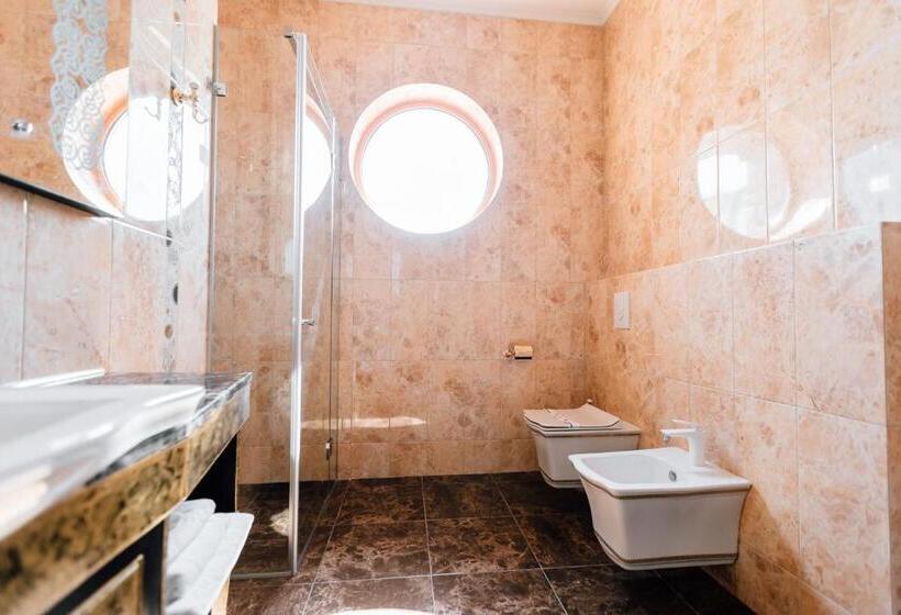 اتاق لوکس, Khan Chinar