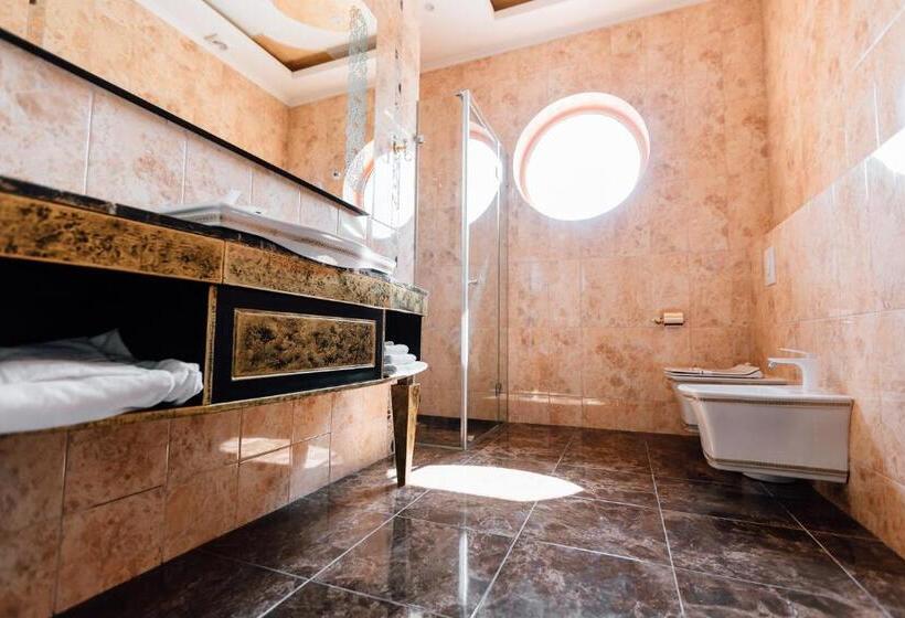 اتاق لوکس, Khan Chinar