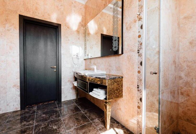 اتاق لوکس, Khan Chinar