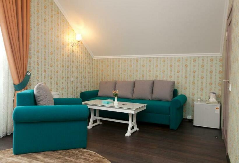 سوئیت با بالکن, Marsen