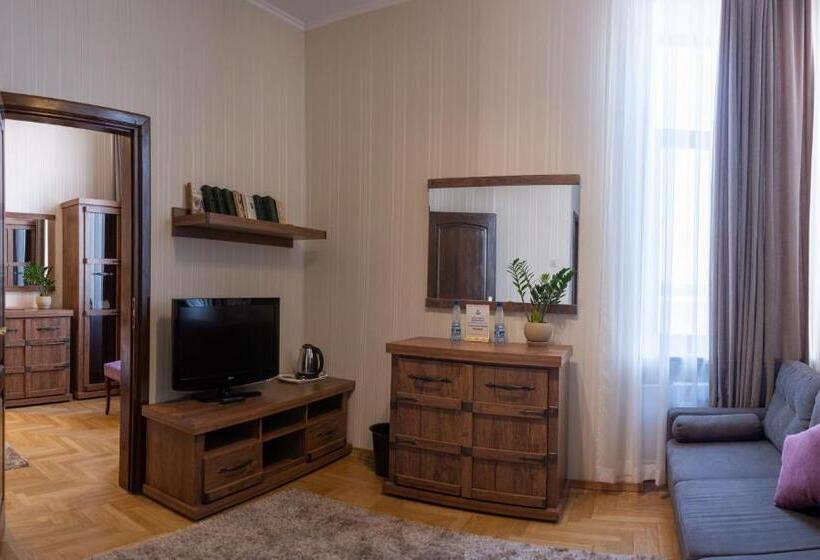 סוויטת ג'וניור, Star