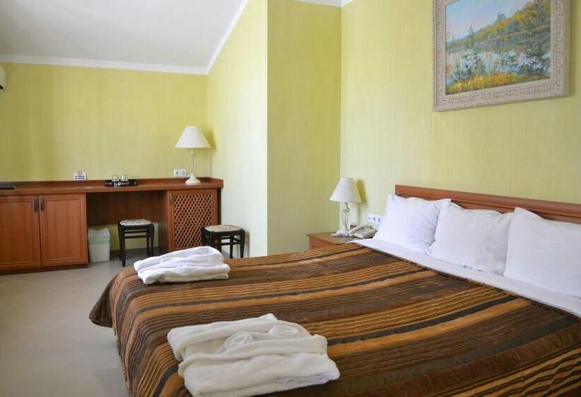 اتاق سوپریور, Strike