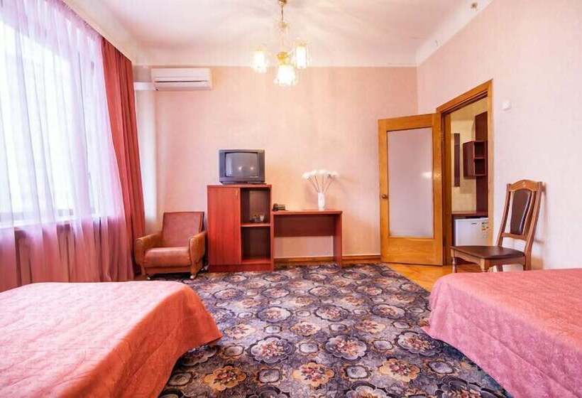 غرفة سوبيريور, Zhovtneviy