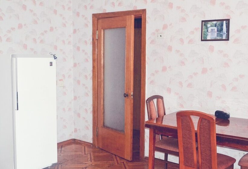 غرفة إقتصادية ثلاثية, Zhovtneviy