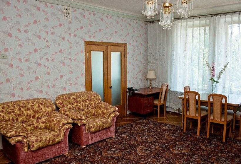 غرفة إقتصادية ثلاثية, Zhovtneviy