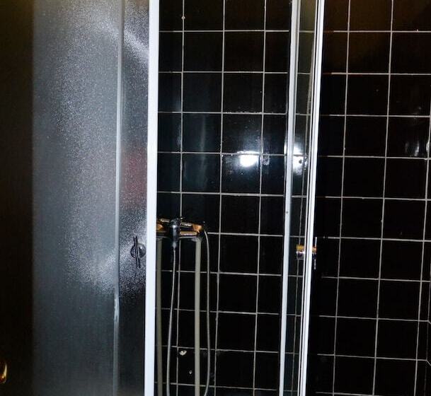 سرير فى غرفة مشتركه, Zhovtneviy