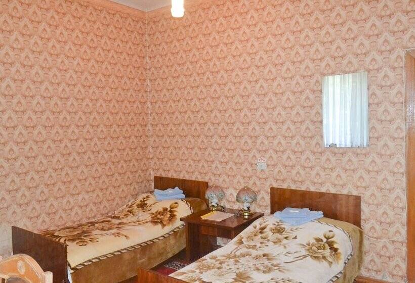 سرير فى غرفة مشتركه, Zhovtneviy