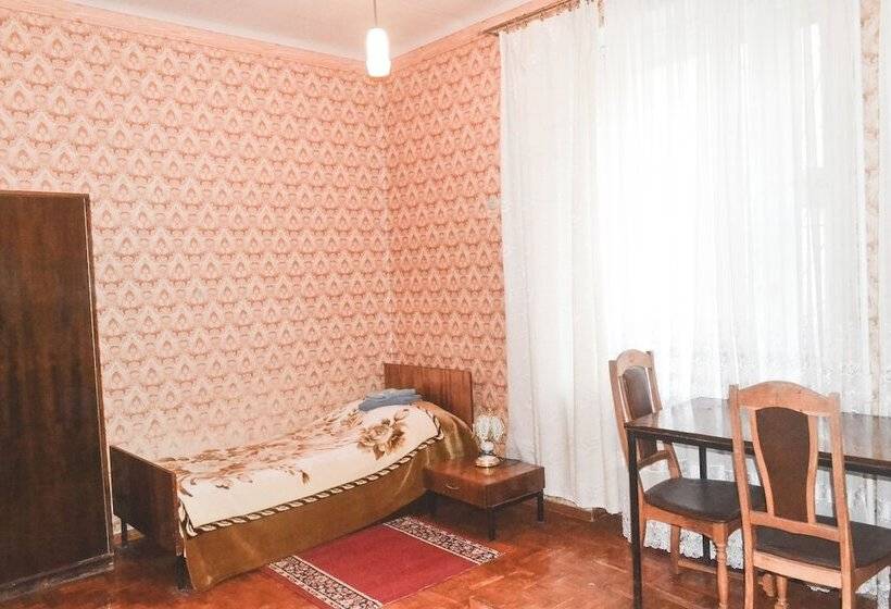 سرير فى غرفة مشتركه, Zhovtneviy
