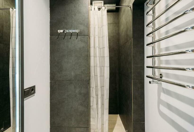 اتاق استاندارد با سرویس بهداشتی مشترک, Yard Hostel & Coffee