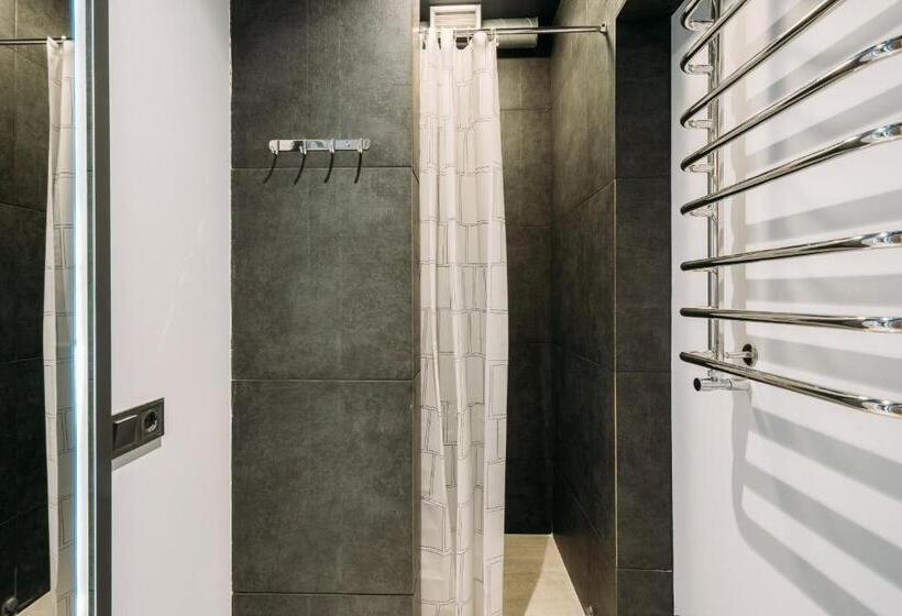 اتاق استاندارد سه تخته با سرویس بهداشتی مشترک, Yard Hostel & Coffee