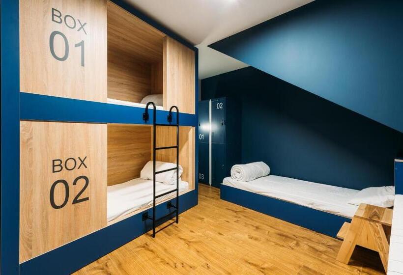 اتاق استاندارد سه تخته با سرویس بهداشتی مشترک, Yard Hostel & Coffee