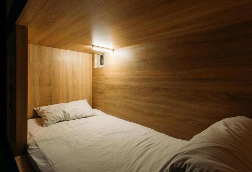 اتاق استاندارد سه تخته با سرویس بهداشتی مشترک, Yard Hostel & Coffee