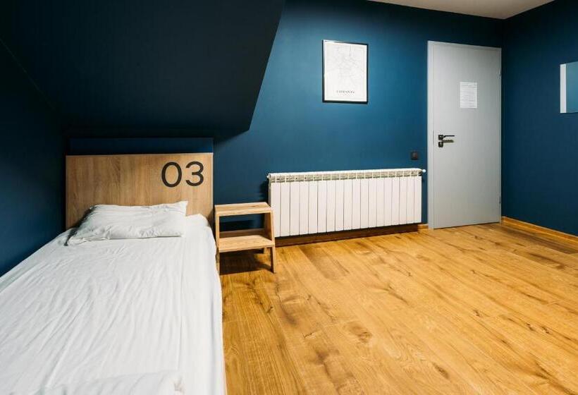 اتاق استاندارد سه تخته با سرویس بهداشتی مشترک, Yard Hostel & Coffee