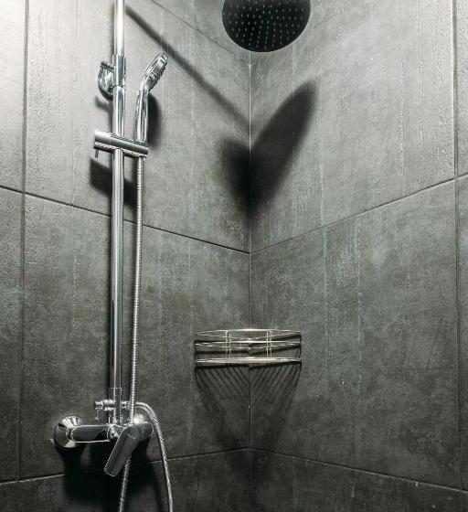 اتاق استاندارد سه تخته با سرویس بهداشتی مشترک, Yard Hostel & Coffee