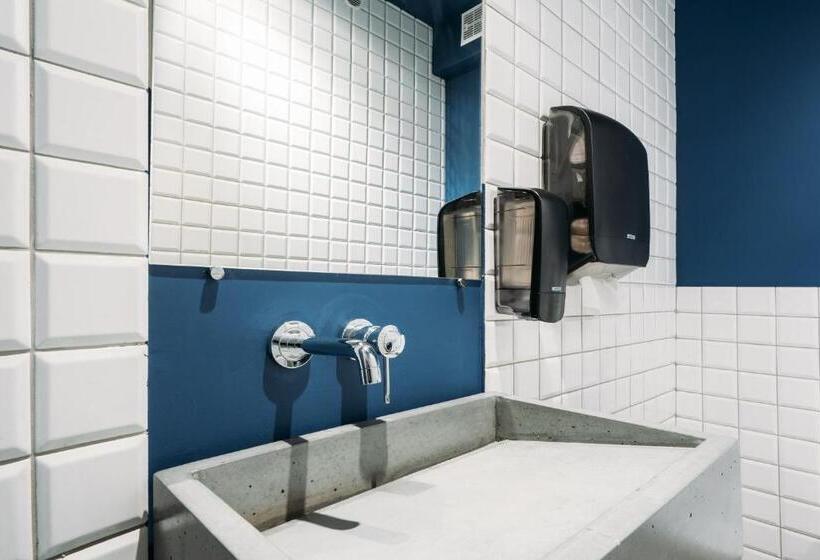 اتاق استاندارد سه تخته با سرویس بهداشتی مشترک, Yard Hostel & Coffee