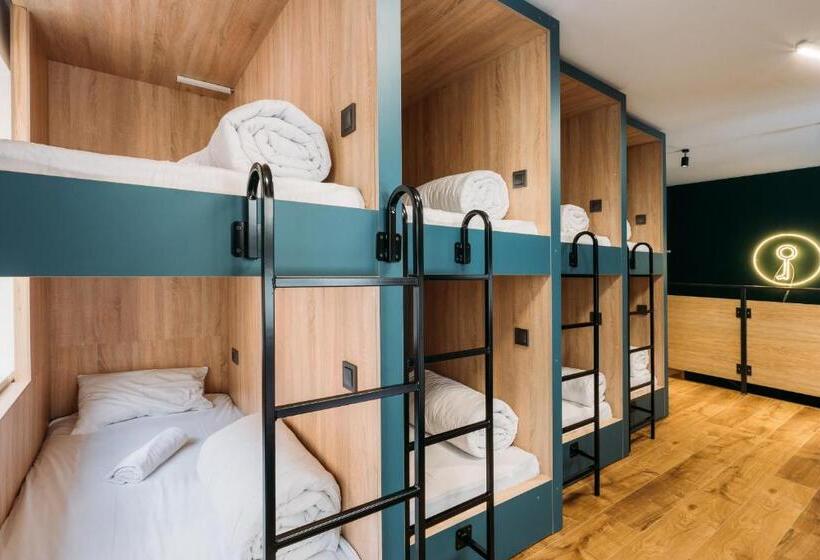 تختخواب در اتاق مشترک, Yard Hostel & Coffee