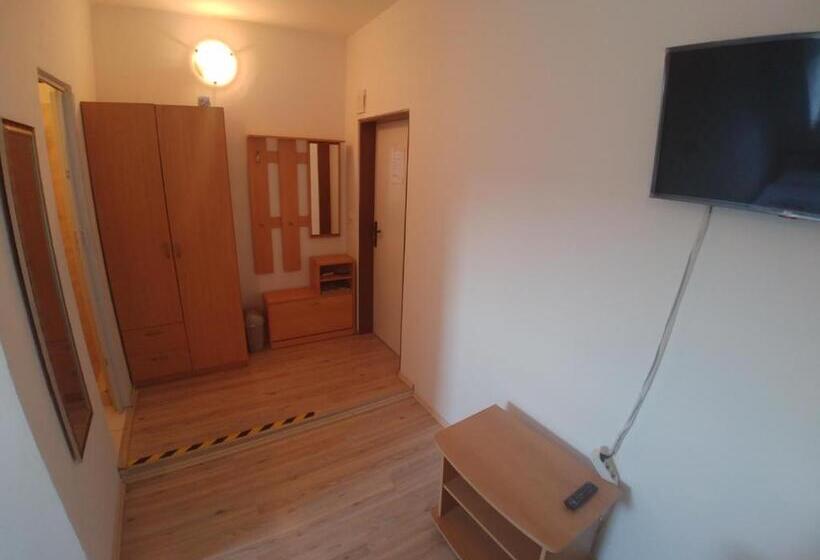 غرفة قياسية, Kv Apartmans Varšavská