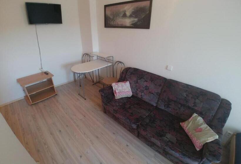 غرفة قياسية, Kv Apartmans Varšavská