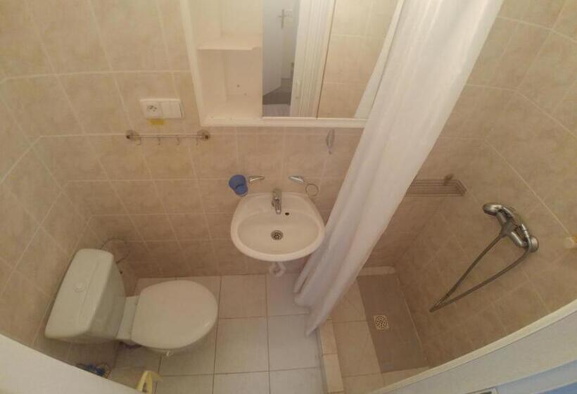 غرفة قياسية, Kv Apartmans Varšavská