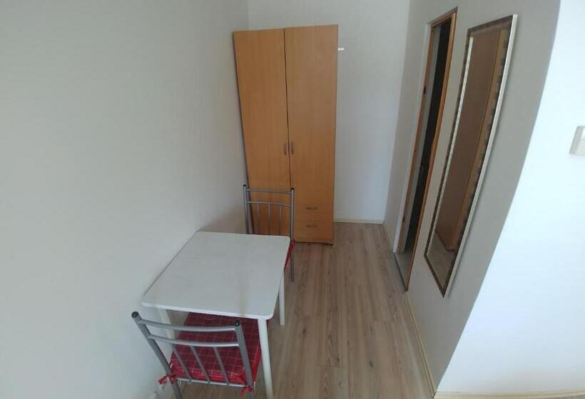 شقة غرفة واحدة, Kv Apartmans Varšavská
