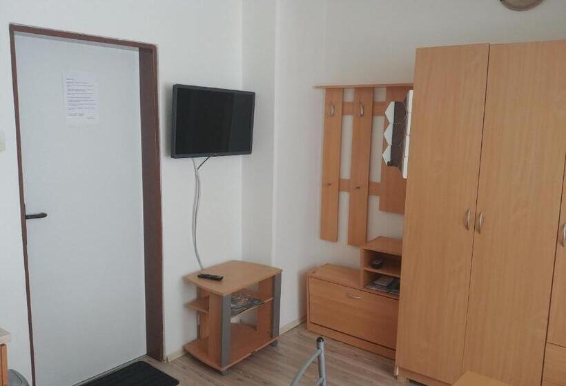 شقة غرفة واحدة, Kv Apartmans Varšavská