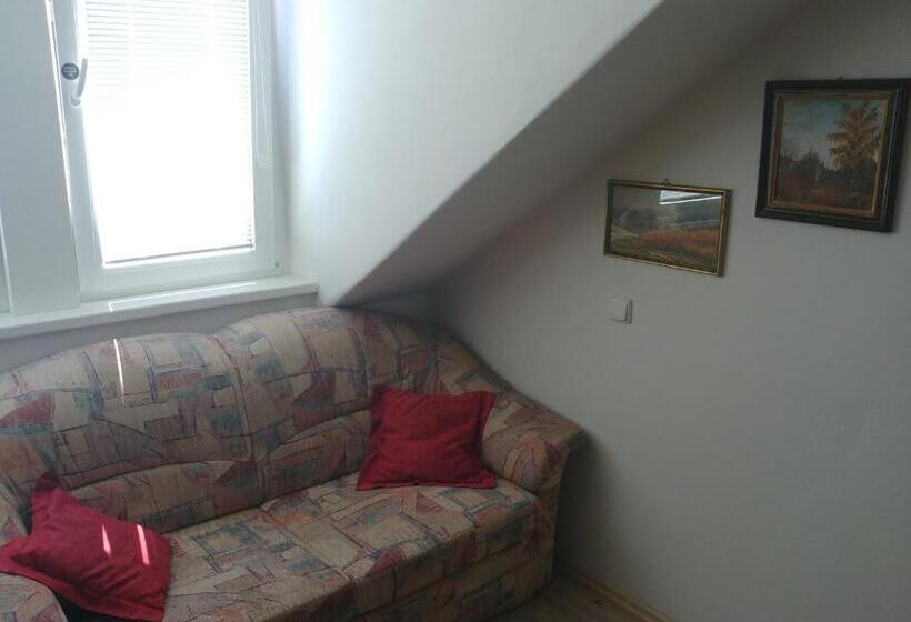 شقة غرفة واحدة, Kv Apartmans Varšavská