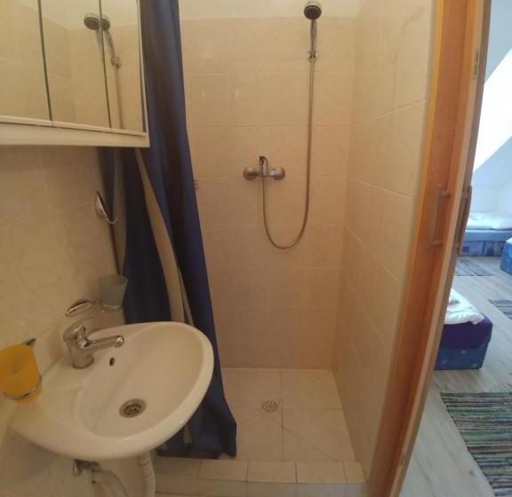 غرفة عائلية, Kv Apartmans Varšavská