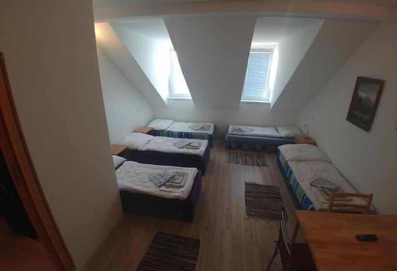 غرفة عائلية, Kv Apartmans Varšavská