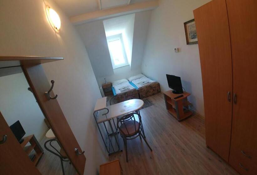 غرفة قياسية ثلاثية, Kv Apartmans Varšavská