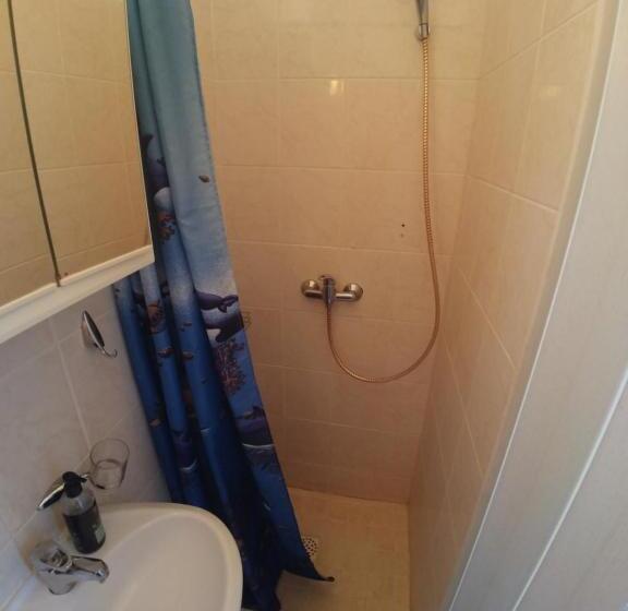 غرفة قياسية ثلاثية, Kv Apartmans Varšavská