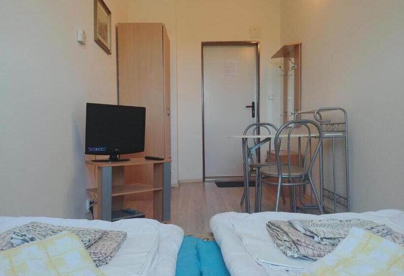 غرفة قياسية ثلاثية, Kv Apartmans Varšavská