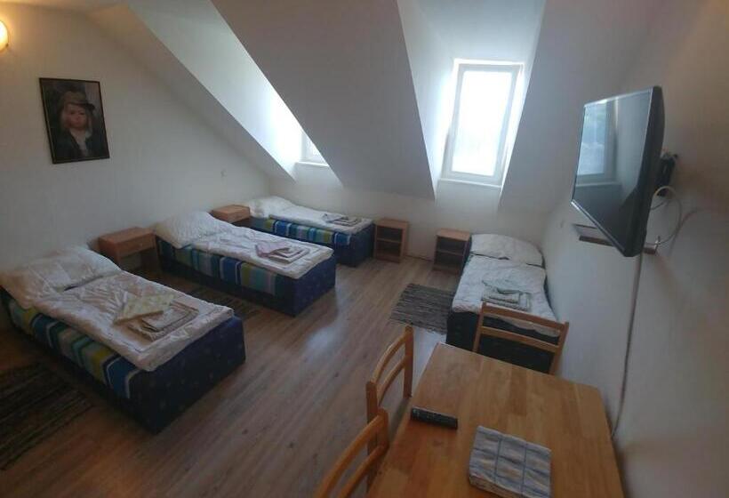 غرفة قياسية رباعية, Kv Apartmans Varšavská