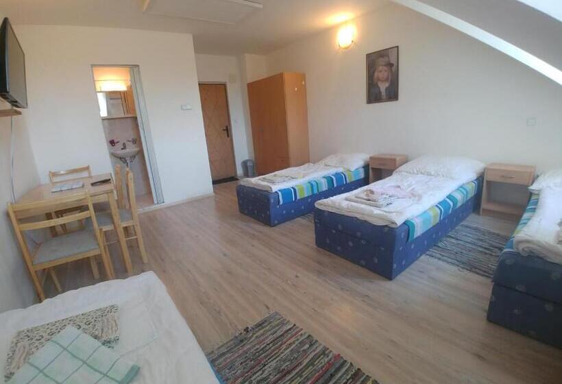 غرفة قياسية رباعية, Kv Apartmans Varšavská