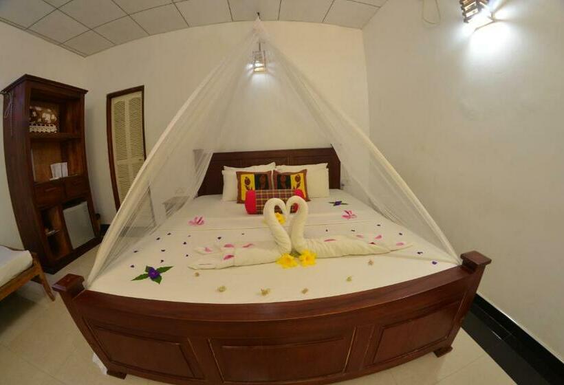 Люкс Deluxe Кровать Кинг, Habarana Tree House Ambasewana Resort