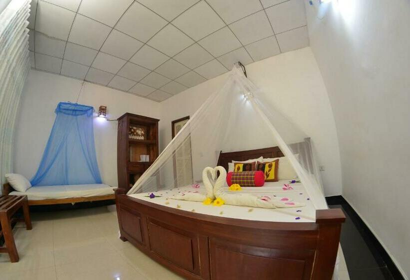 キングサイズベッドのデラックススイート, Habarana Tree House Ambasewana Resort