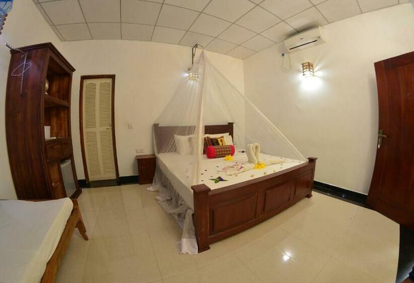 キングサイズベッドのデラックススイート, Habarana Tree House Ambasewana Resort